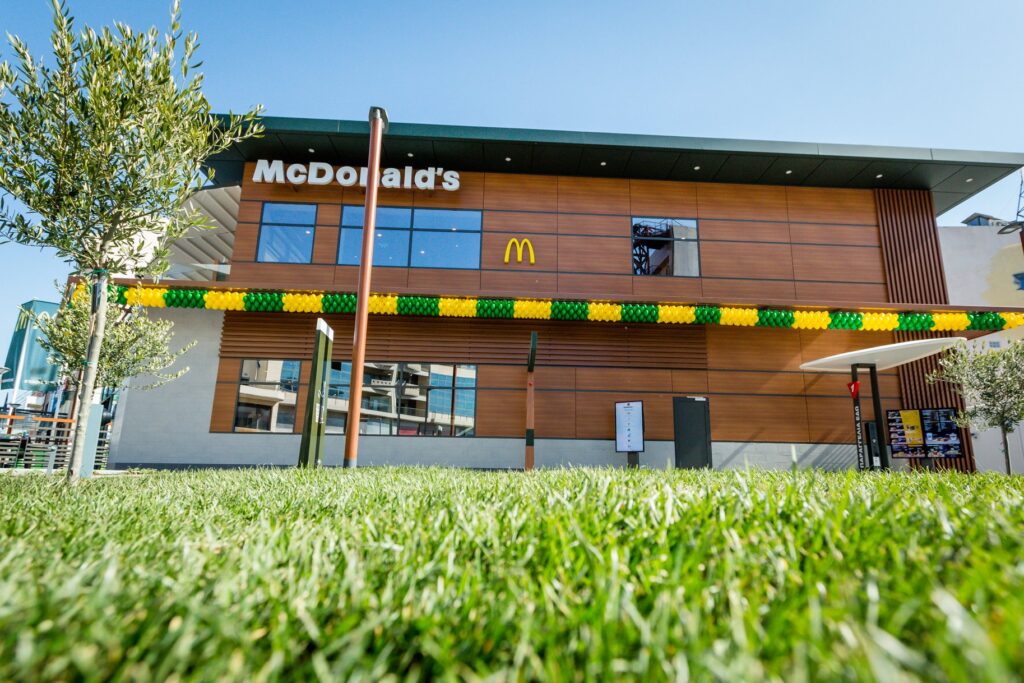Exterior Ho.Re .Ca Facade Trespa Meteon Compact Eltop Project Fast Food Mc Donalds Greece b