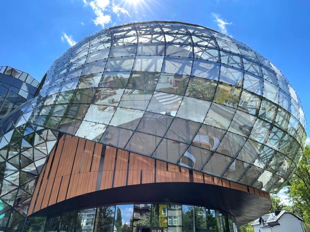 Exterior Office Design Facade Trespa Compact Wood Decors NW08 Italian Walnut Mat Lumen L90.0.0 Metropolis Black Specular Cavatina Hall Arch b